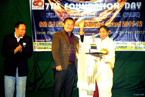 Indu Devi receiving the FAM award 2011-12