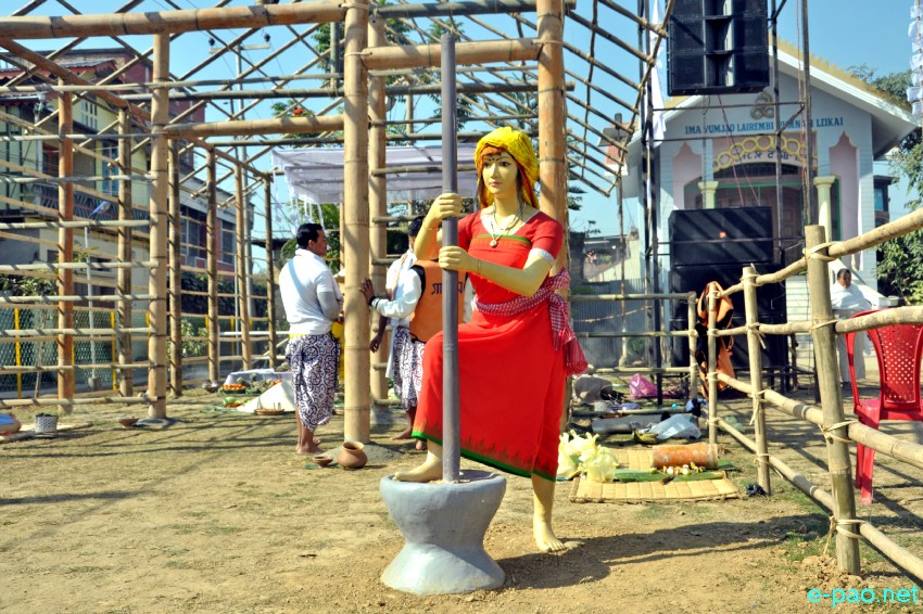 A working woman statue at Imoinu Erat Thouni at Yumnam Leikai, Imphal  :: 30 December 2017