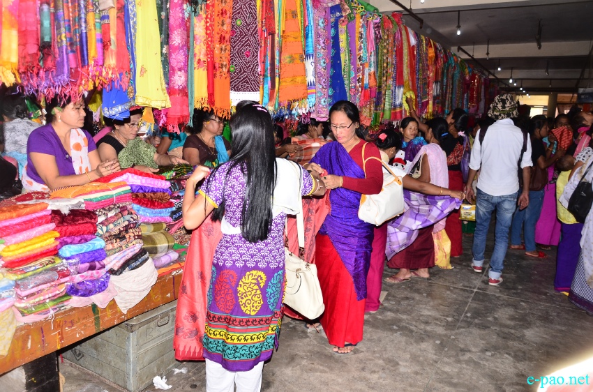 Ningol Chakkouba Shopping :: A very crowded scene at Ema Keithel, Imphal :: October 23 2014