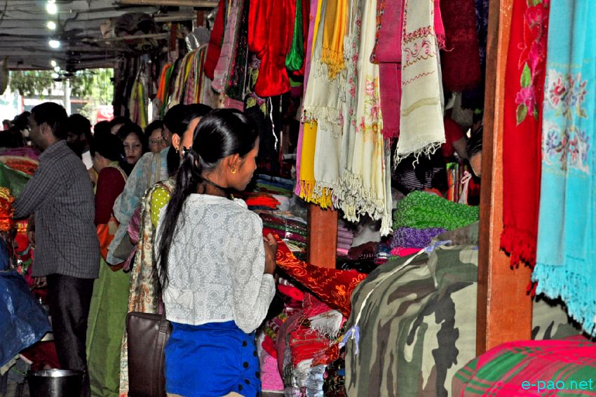 Ningol Chakkouba Shopping :: A very crowded scene at Ema Keithel, Imphal :: October 29 2016