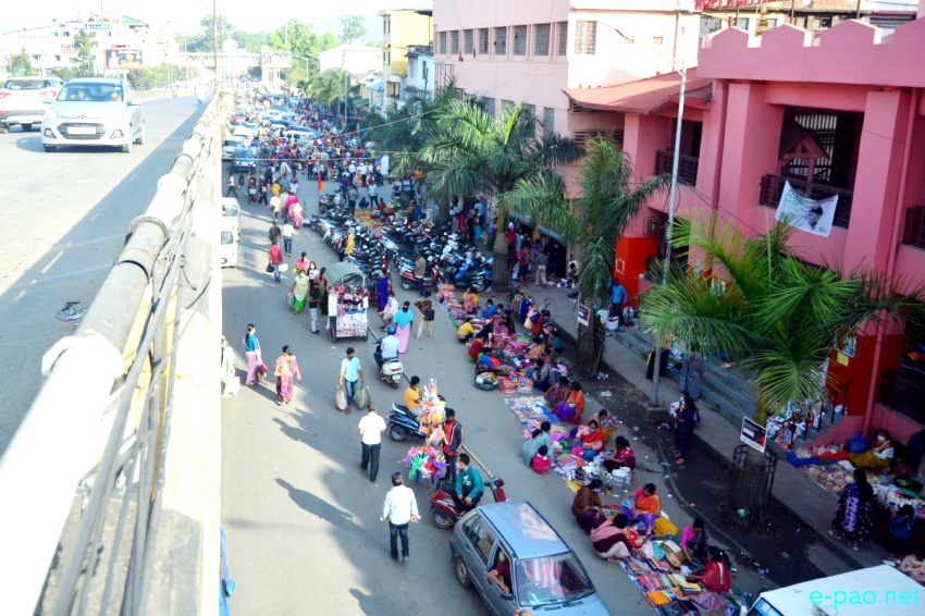 Ningol Chakkouba Shopping :: A very crowded scene at Ema Keithel, Imphal :: 05th November 2021