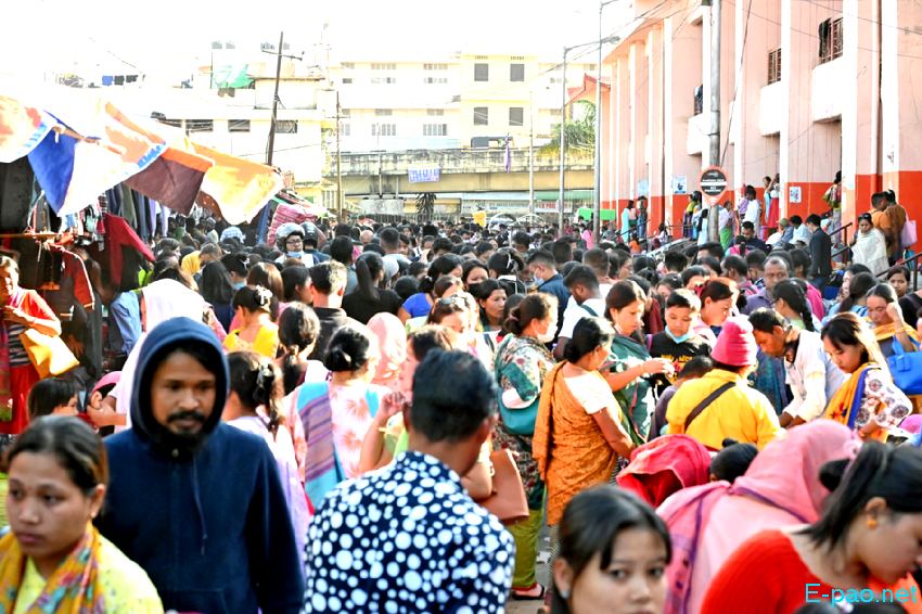 Ningol Chakkouba Shopping :: A very crowded scene at Ema Keithel, Imphal :: 26th October 2022