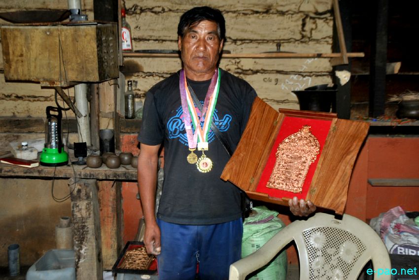 Machihan Sasa - pottery maker of Nungbi ;  President's awardee - Machihan Sasa  :: Last week of August 2013
