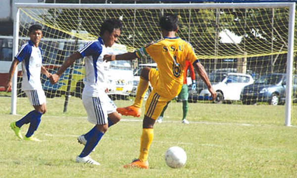 FC Khanglai and SSU players fighting for ball possession