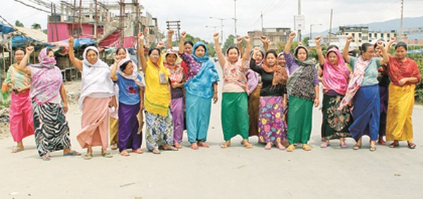 Womenfolk imposing the general strike along Dingku road