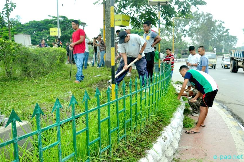 Cleanliness Drive by Manipur Police and All Manipur Working Journalist Union (AMWJU)  at Kanglapat Road :: October 1 2016