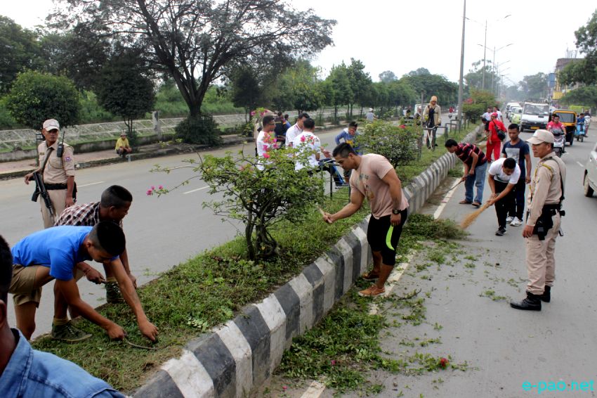 Cleanliness Drive by Manipur Police and All Manipur Working Journalist Union (AMWJU)  at Kanglapat Road :: October 1 2016