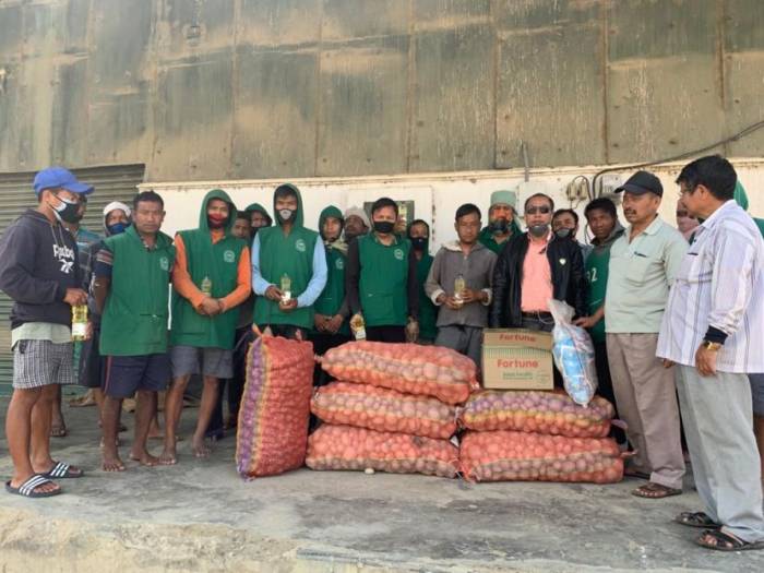 IPSA distributes edible items to labourers of FCI & FCS
