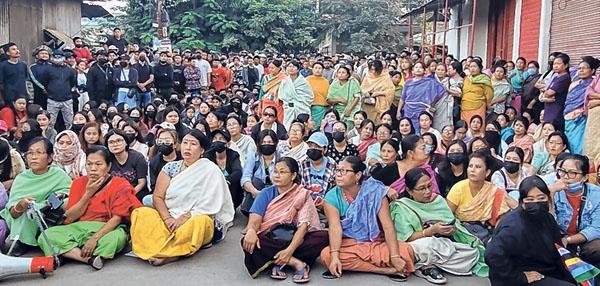 Many protest firing, gherao residence of accused