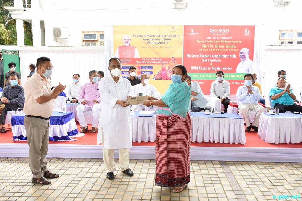 Distributed loans to vendors affected by lockdown by Chief Minister of Manipur :: August 25 2020