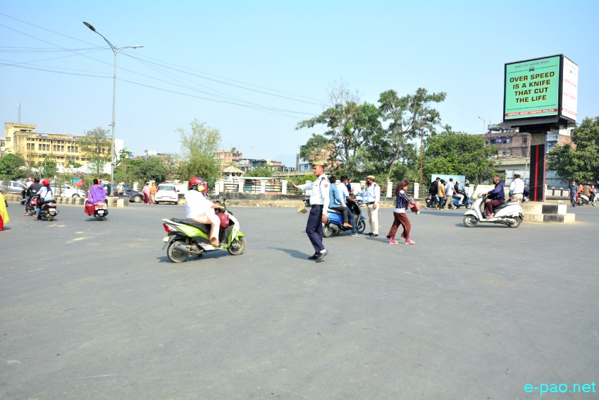 COVID-19 : People came out to buy daily essential items at Imphal, during brief Lockdown relaxation :: April 11 2020