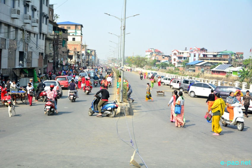 COVID-19 : People came out to buy daily essential items at Imphal, during brief Lockdown relaxation :: April 11 2020