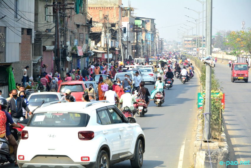  People came out to buy daily essential items at Imphal, during brief Lockdown relaxation :: April 11 2020  