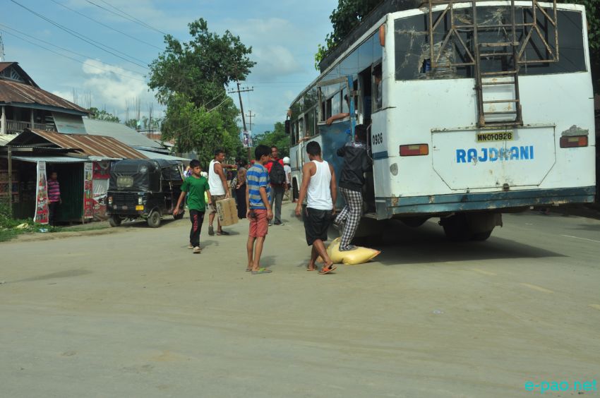 ILP : Locals of Sawombung imposed counter economic-blockade on Imphal-Ukhrul road  :: June 13 2016