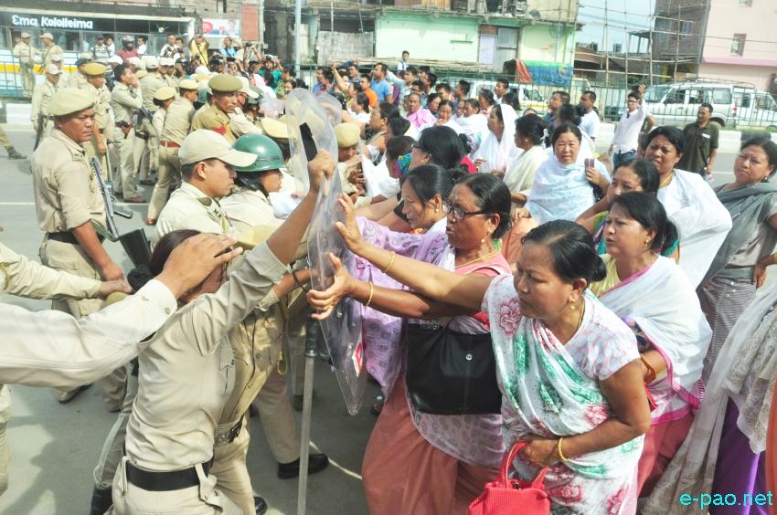 ILP : Women protestors and Police clash at Keisampat Junction :: June 15 2016