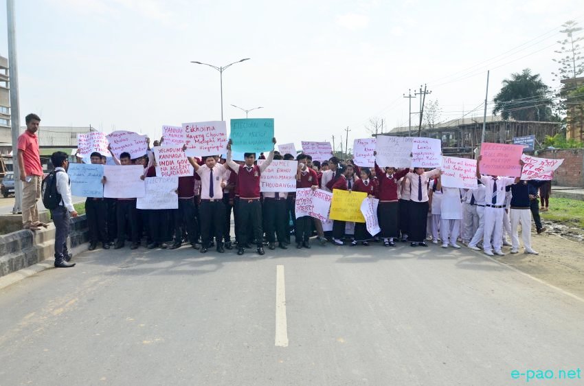 ILP : Student taking out a rally in support of ILP System at Sangaiporou, Imphal :: May 04 2016