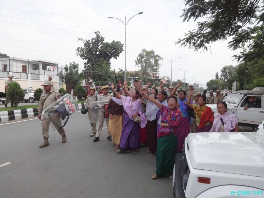ILP : Women activists from JCILPS Women Wing clash with Police at Nupi Lan complex :: 29 May 2016