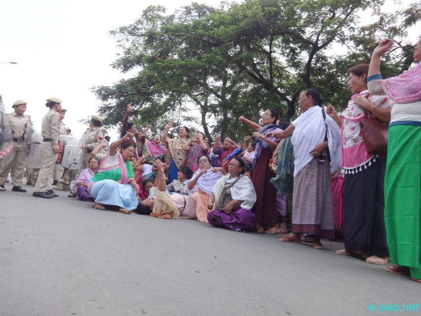 ILP : Women activists from JCILPS Women Wing clash with Police at Nupi Lan complex :: 29 May 2016