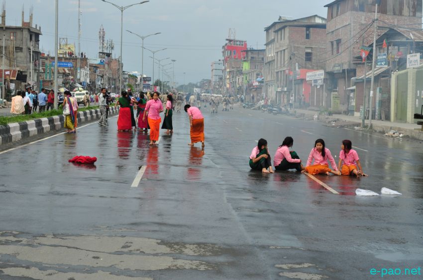 ILP :  Students of Tamphasana Girls Hr Sec School, Ibotonsana Hr Sec School and CC Hr Sec School protest at Keishampat :: 29 May 2016