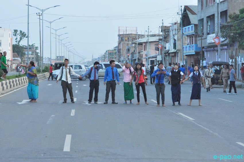 ILP : School Students and women folks protest at  Tidim Road, Keishampat, Moirangkhom :: 30 May 2016