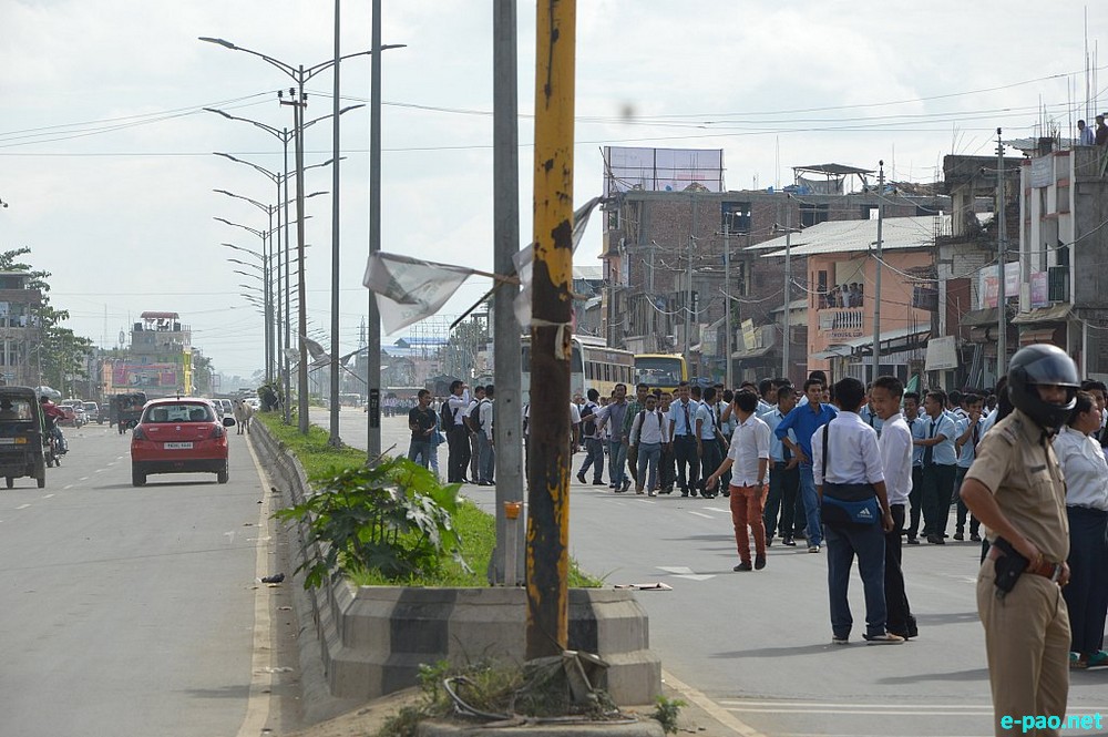 ILP :  Students clash with Police at Kwakeithel junction  :: September 10 2016