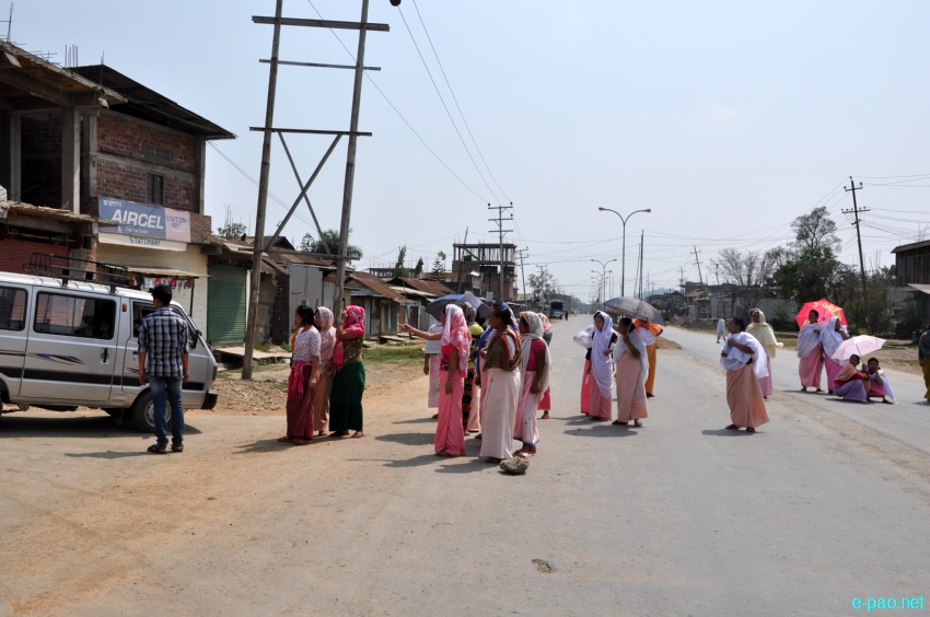 Road Blockade at Kakwa protesting Killing of Thokchom Kiran (a driver) :: March 20 2013