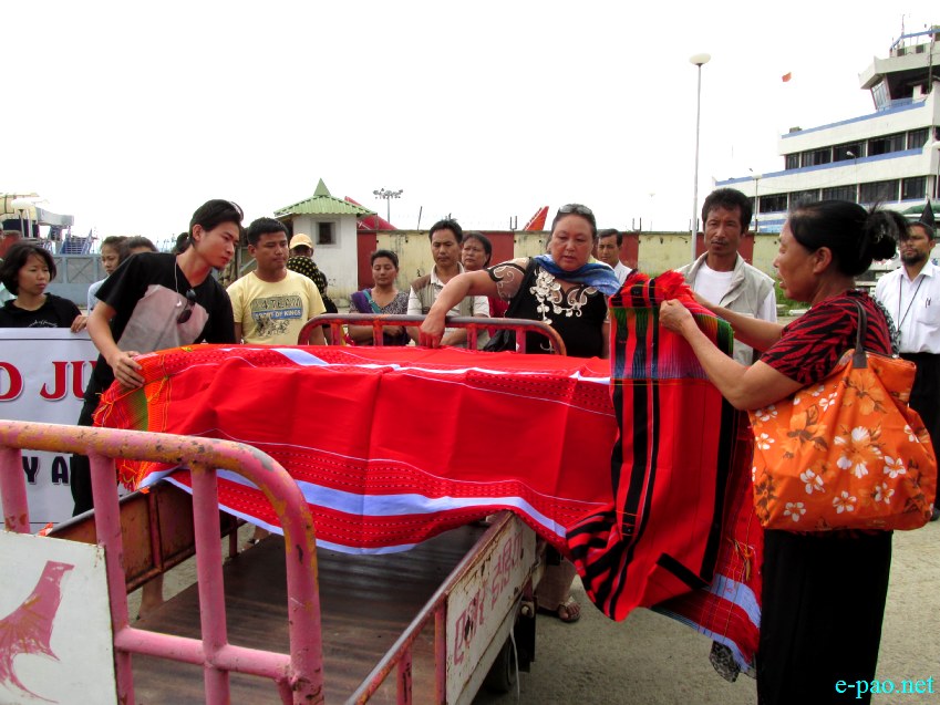 Reingamphy Awungshi's lifeless body arrival at Imphal from New Delhi ::  06 June 2013
