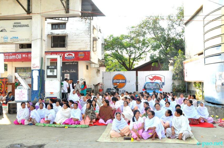 Sit-in-protest against bomb blast at Moirangkhom Yaiskhul :: 30 October 2013