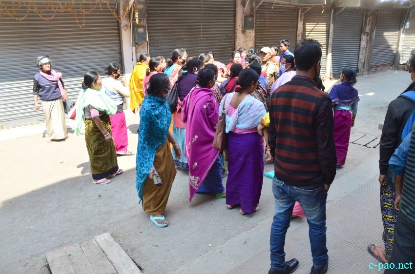 Women vendors, shopkeepers sit-in-protests  against IED blast at temporary women market site :: 12th March 2015