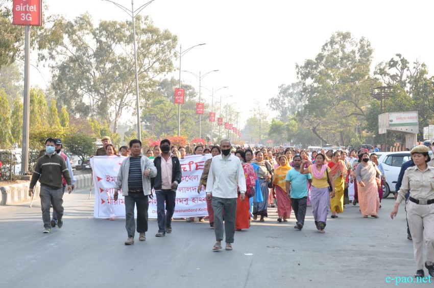 Women vendors and shopkeepers organised rally against IED blast :: 12 March 2015