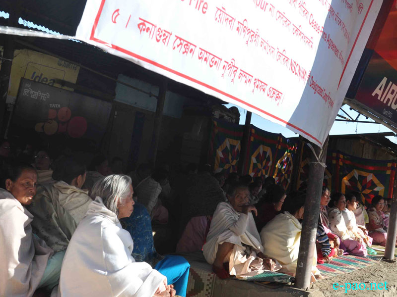 Sit in Protest at New Checkon and Keishamthong Keithel, Imphal regarding Momoko incident :: 31 December  2012