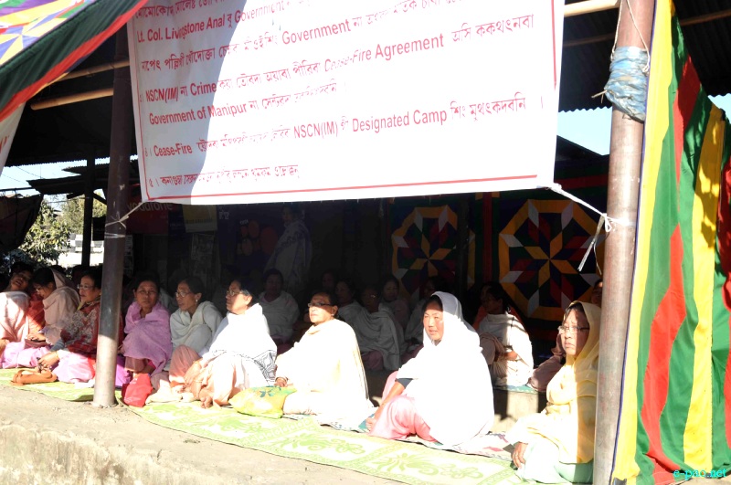 Sit in Protest at New Checkon and Keishamthong Keithel, Imphal regarding Momoko incident :: 31 December  2012