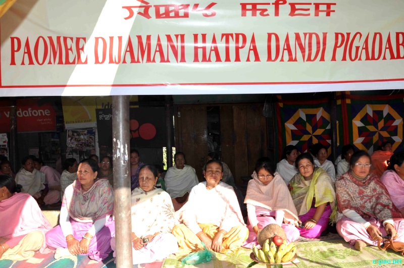 Sit in Protest at New Checkon and Keishamthong Keithel, Imphal regarding Momoko incident :: 31 December  2012