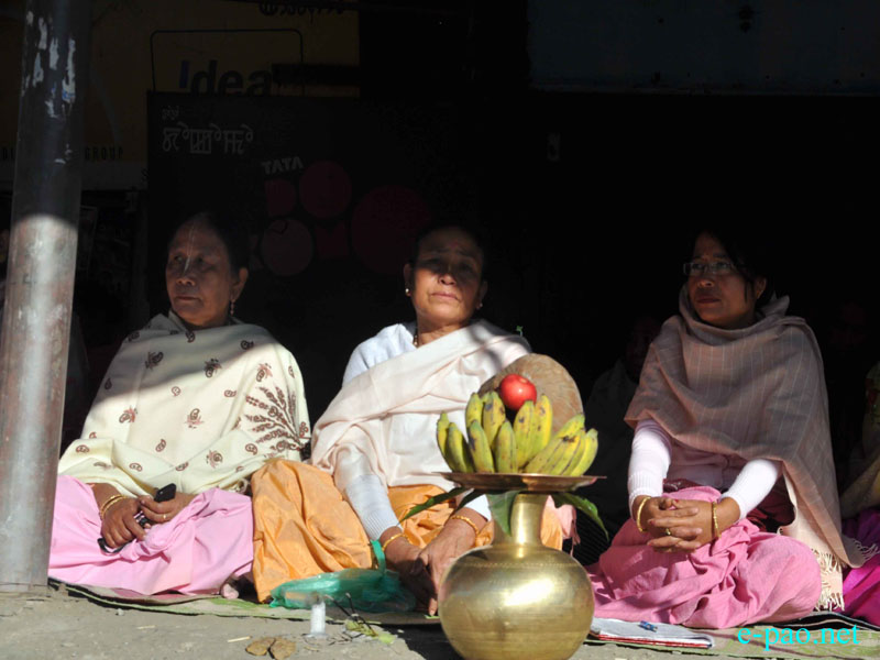 Sit in Protest at New Checkon and Keishamthong Keithel, Imphal regarding Momoko incident :: 31 December  2012