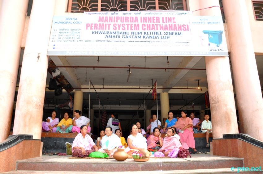 Sit-in-protest at Khwairamband Keithel for the introduction of Inner Line permit system in Manipur :: 09 June 2013