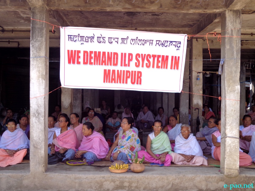 Sit-in-protest at Singjamei Nupi Keithel, Imphal demanding Inner Line Permit System in Manipur :: 13 June 2013