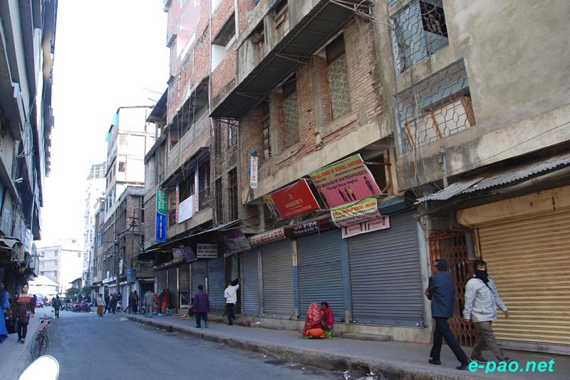 Non-local traders down shutters as 'Curfew' on non-locals was enforced by  JSCC :: February 11, 2014
