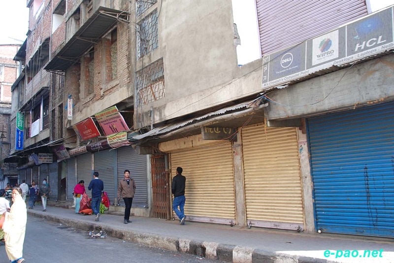 Non-local traders down shutters as 'Curfew' on non-locals was enforced by  JSCC :: February 11, 2014