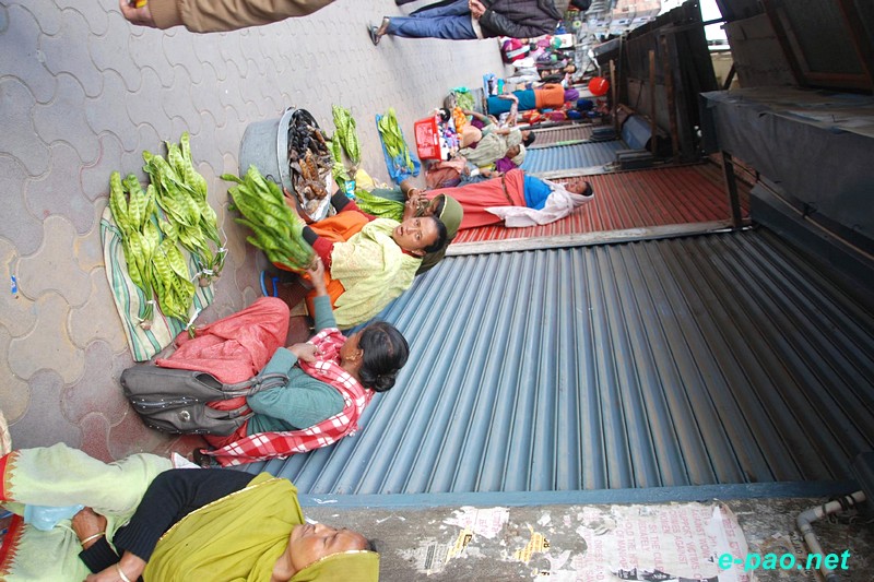 Non-local traders down shutters as 'Curfew' on non-locals was enforced by  JSCC :: February 11, 2014
