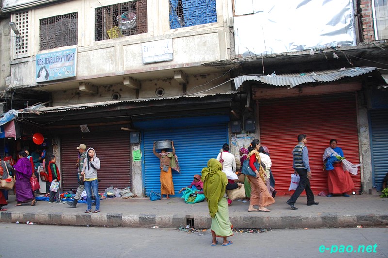 Non-local traders down shutters as 'Curfew' on non-locals was enforced by  JSCC :: February 11, 2014