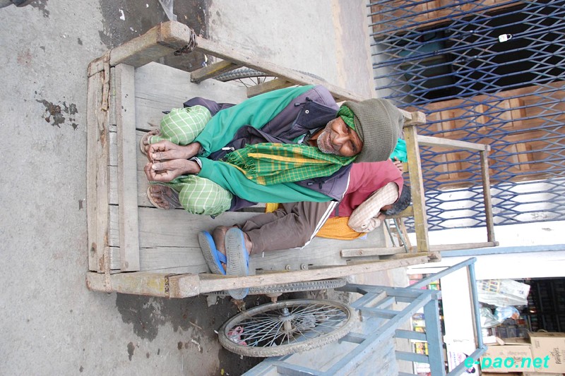Non-local traders down shutters as 'Curfew' on non-locals was enforced by  JSCC :: February 11, 2014