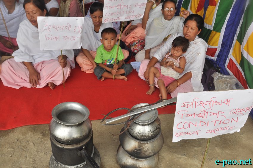 Family Members of Consumer Affaires Food & Public Distribution Laboures protest at Sangaiporou :: 27 July 2014