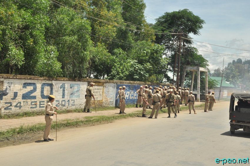 Students and police clash at DM College  demanding for implementation of Inner Line Permit  :: July 24 2014