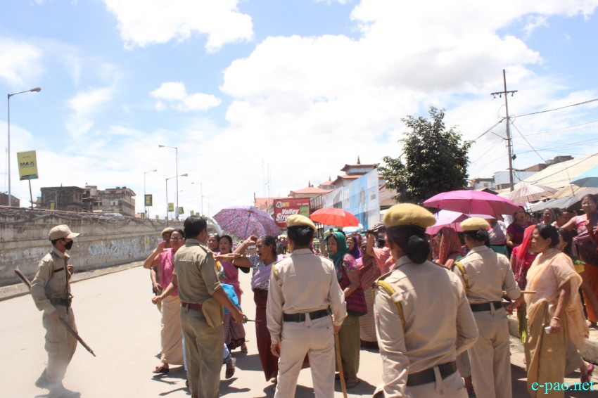 Ima Keithel women vendors demanding for implementation of Inner Line Permit  :: July 25 2014