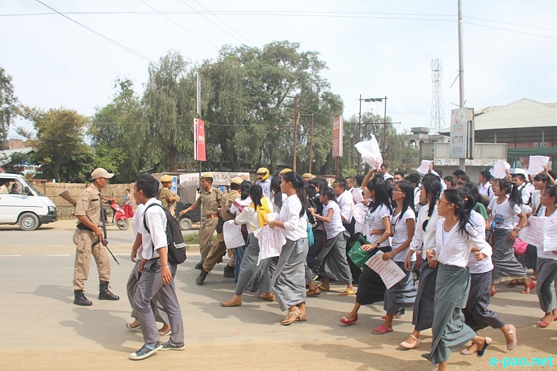 Students of Imphal College rally at Tiddim Road, Kwakeithel  Imphal :: 07 August 2014
