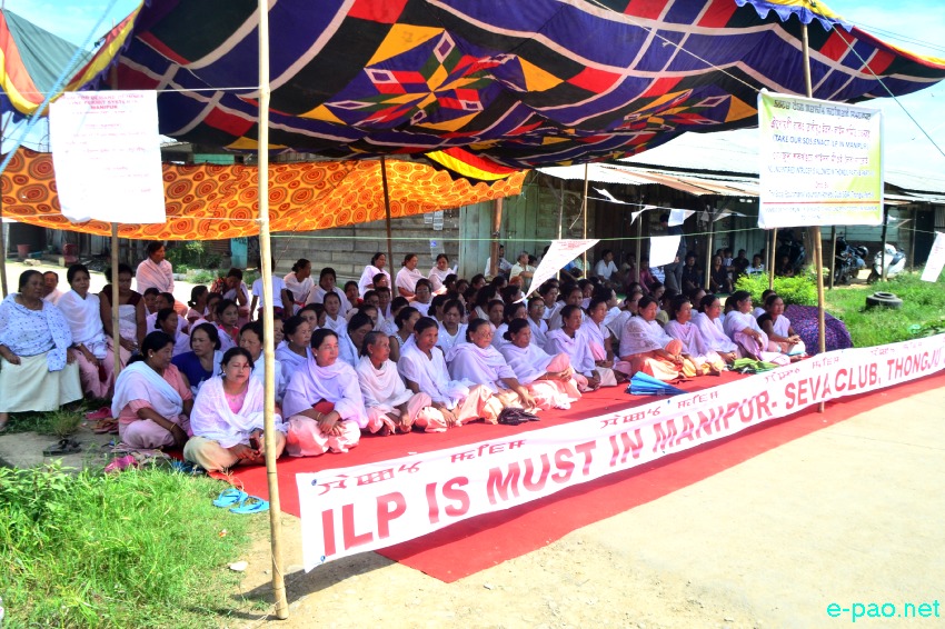 Sit in Protest at Kakwa Keithel to Heijigang Keithel denmanding of Inner Line Permit System  :: 20 August 2014