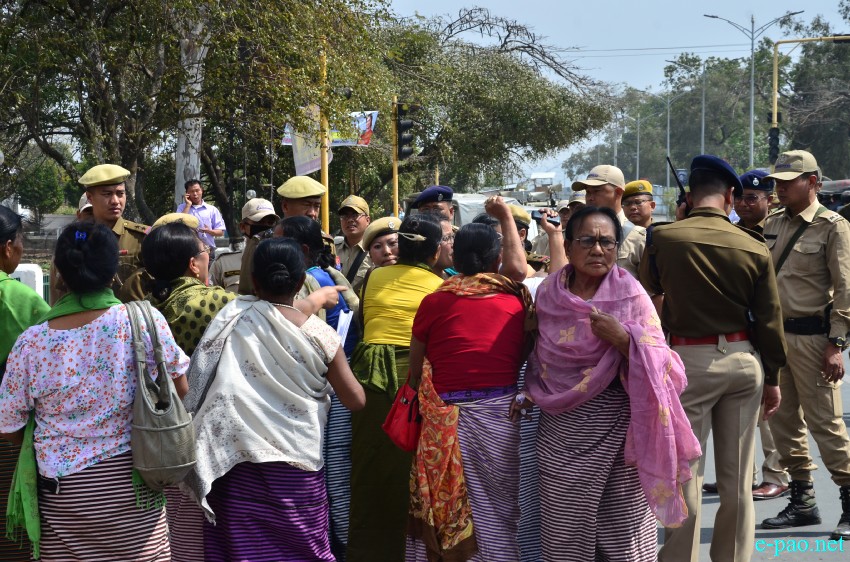 ILP : JCILPS Women Wing protestors clash with police in Imphal demanding implementation of ILPS :: March 03 2015