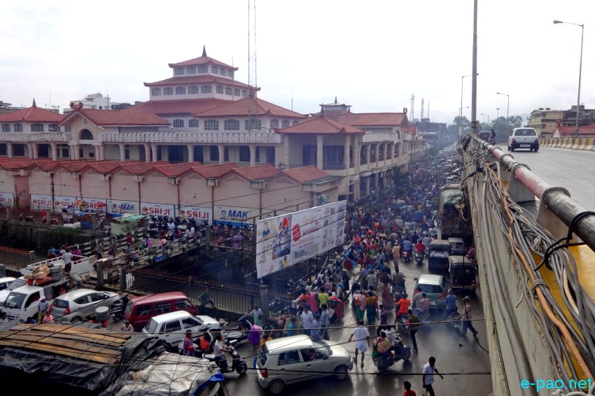 ILP : Crowded scene at Khwairamband Ima Keithel where people rushed to buy after five hour curfew relaxation :: July 11 2015