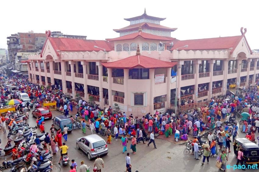 ILP : Crowded scene at Khwairamband Ima Keithel where people rushed to buy after five hour curfew relaxation :: July 11 2015