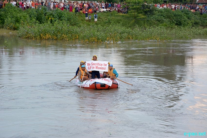 ILP : Raft procession along Imphal river raising slogans to implement ILPS in Manipur ::  July 24 2015